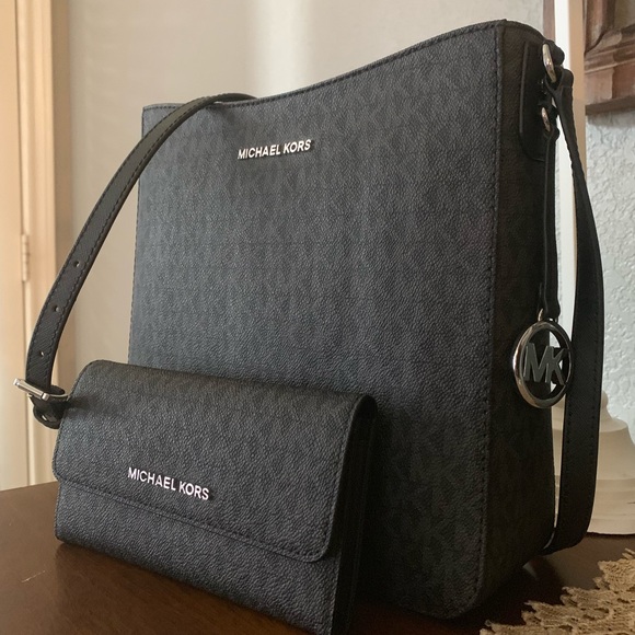 Michael Kors Handbags - Beautiful MK Crossbody